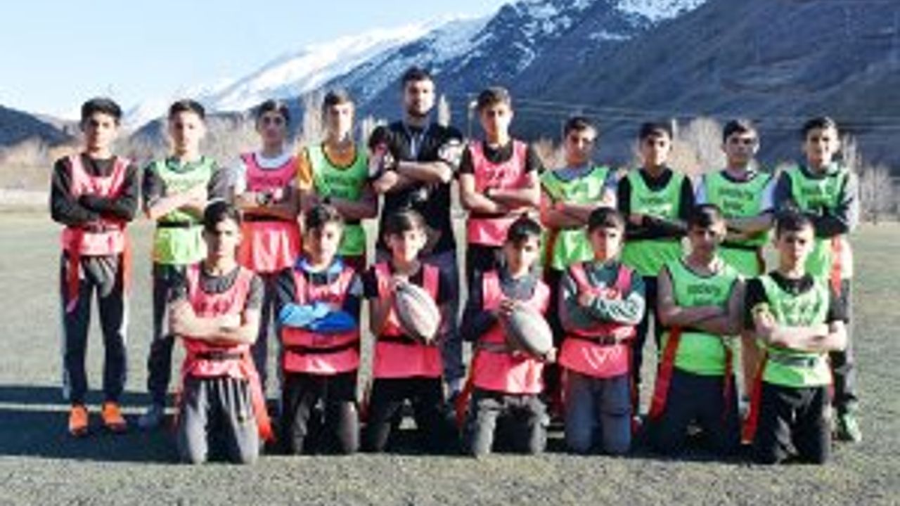 Şemdinli'ye atanan öğretmen ragbi takımıyla öğrencilerin hayatına renk kattı
