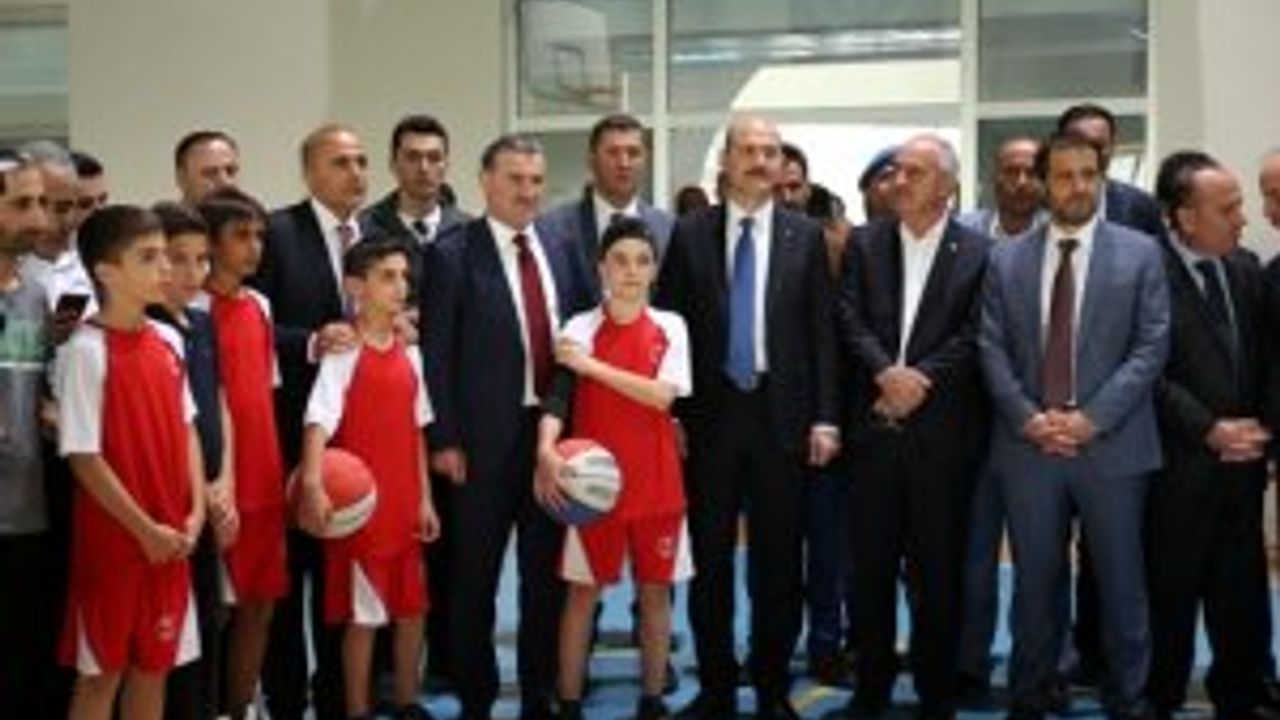 Yüksekova’da  Gençlik ve Spor Merkezi törenle açıldı.