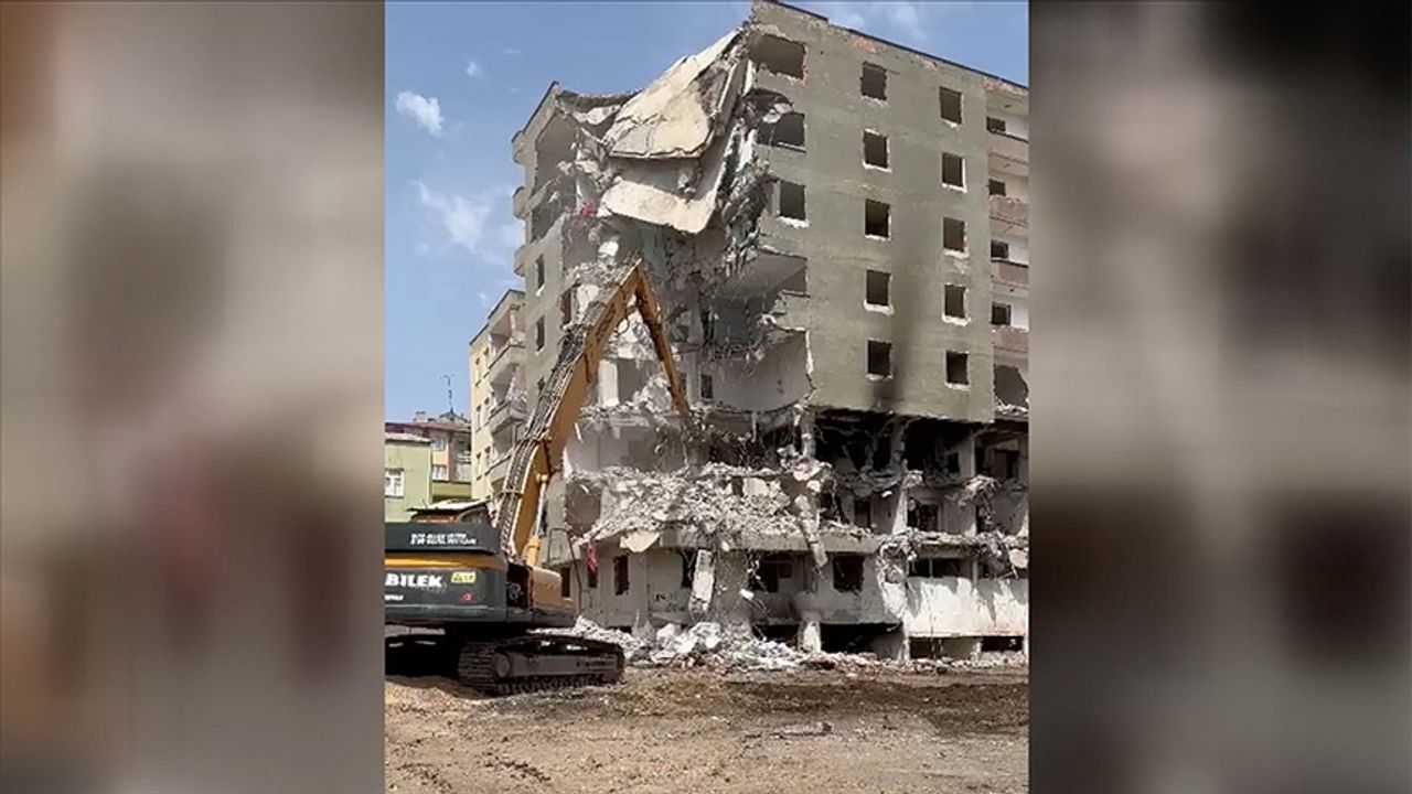 Diyarbakır'da depremde ağır hasar gören 8 katlı bina yıkım esnasında çöktü
