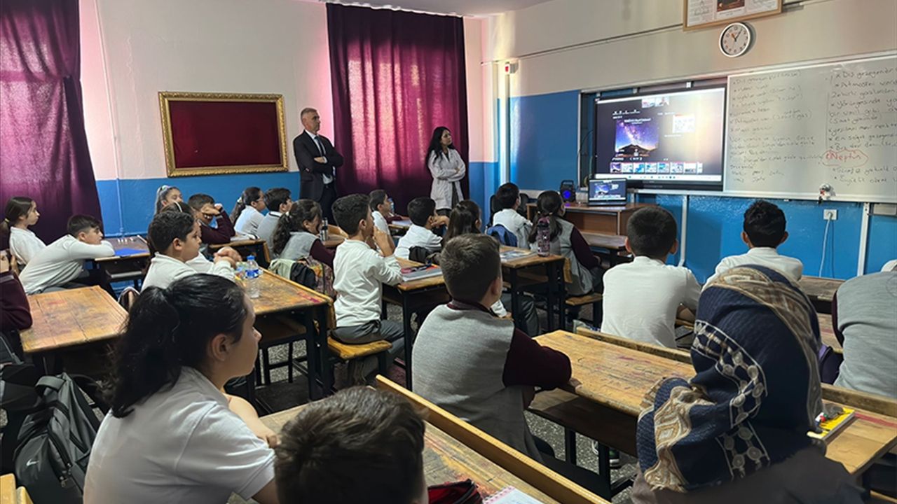Hakkari'de öğrencilere astronomi semineri verildi