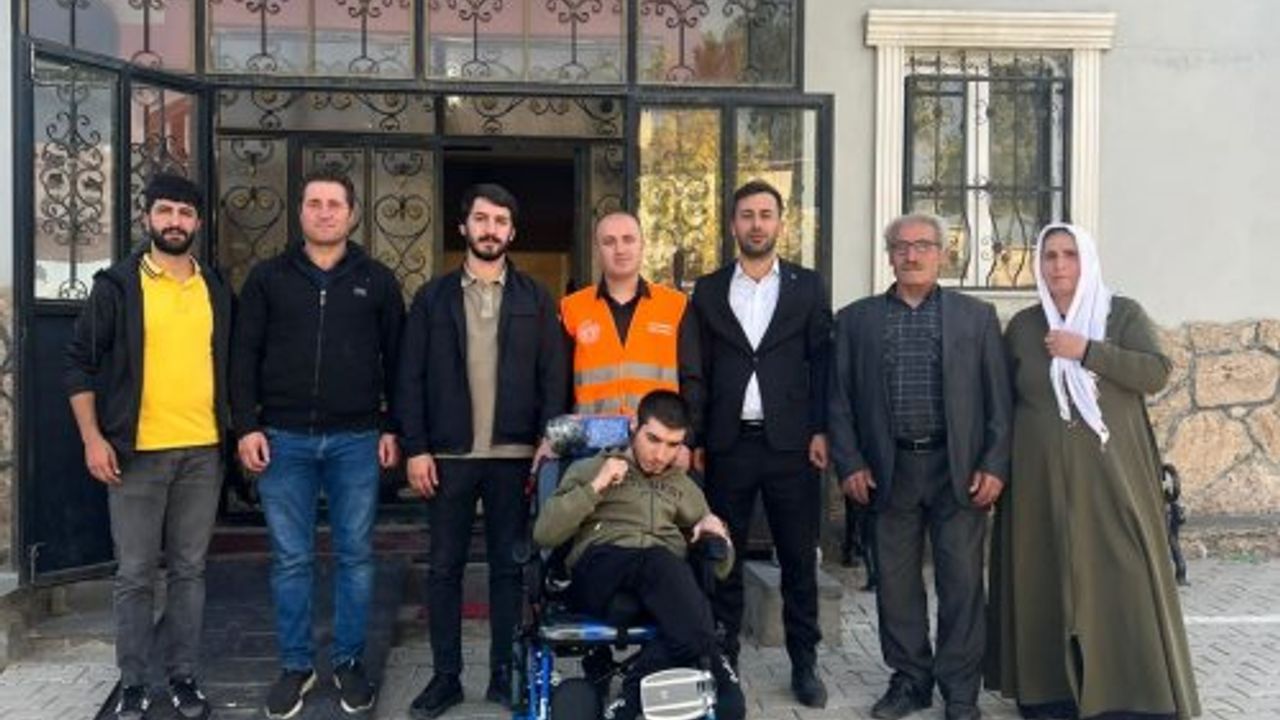 Başkale'de Doğuştan Engelli olan Serdar ve Cüneyt Pediatrik Tekerlekli Sandalyeye kavuştu