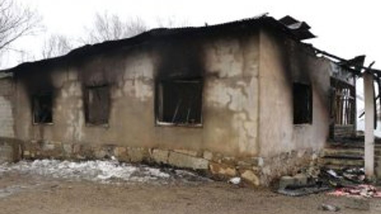Yüksekova'da Tek Katlı Ev Yangında Küle Döndü