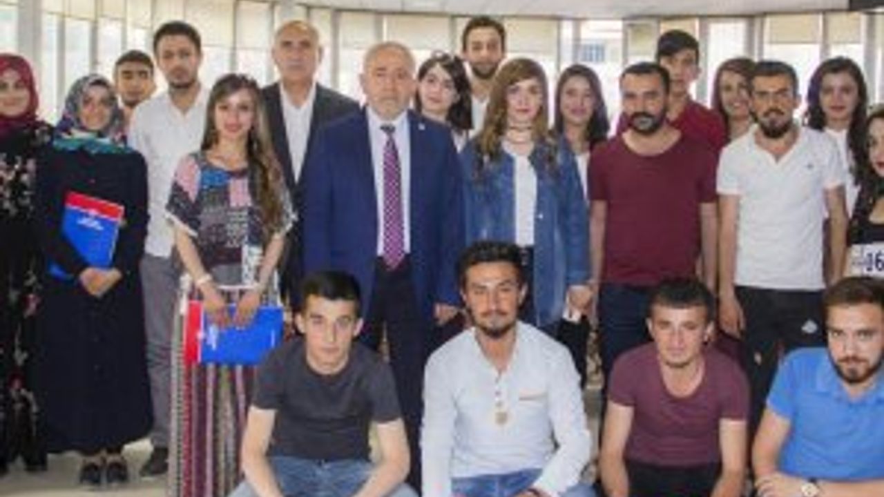 Hakkari Üniversitesi Öğrencilerine Başarı Belgesi Verdi