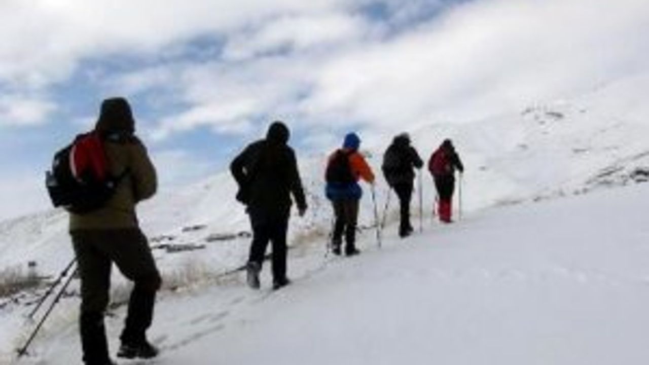Dağcılar, 3 bin rakımlı Mor ve Şişol dağlarına yürüyüş düzenledi