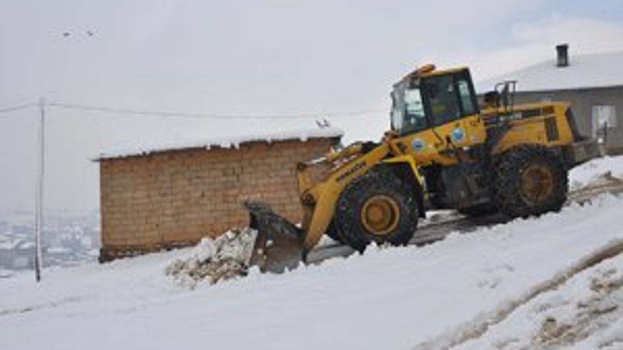 Yüksekova'da kar temizleme çalışması