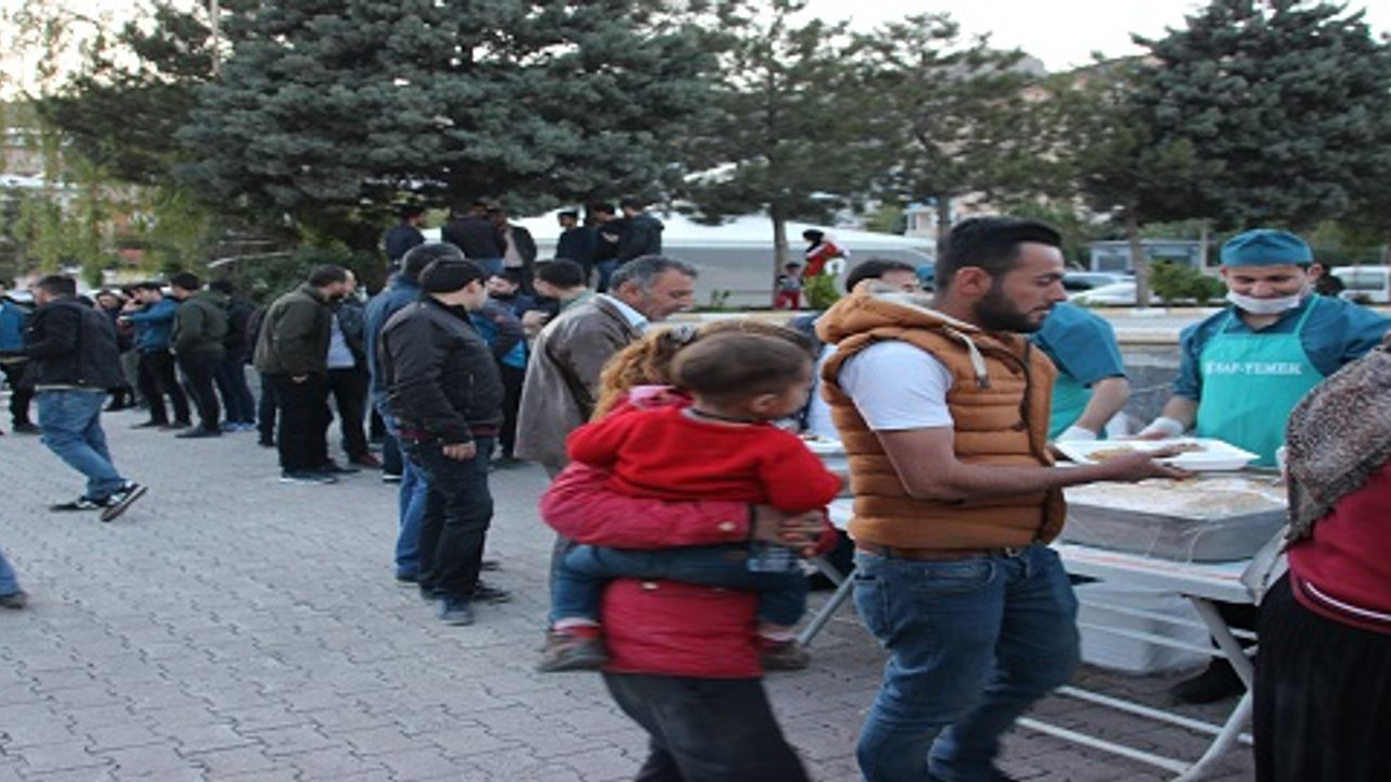 Hakkari Belediyesi iftar çadırı açtı