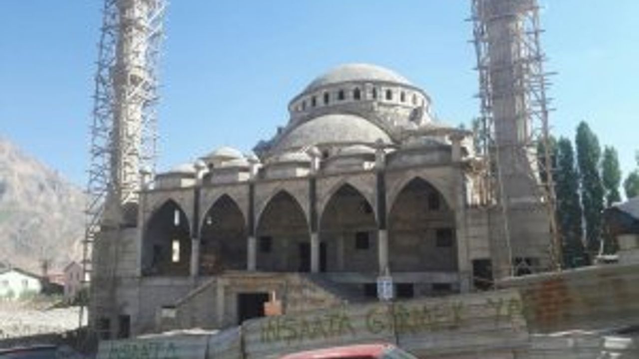 Hakkari’de yapımı devam eden cami inşaatı durdu