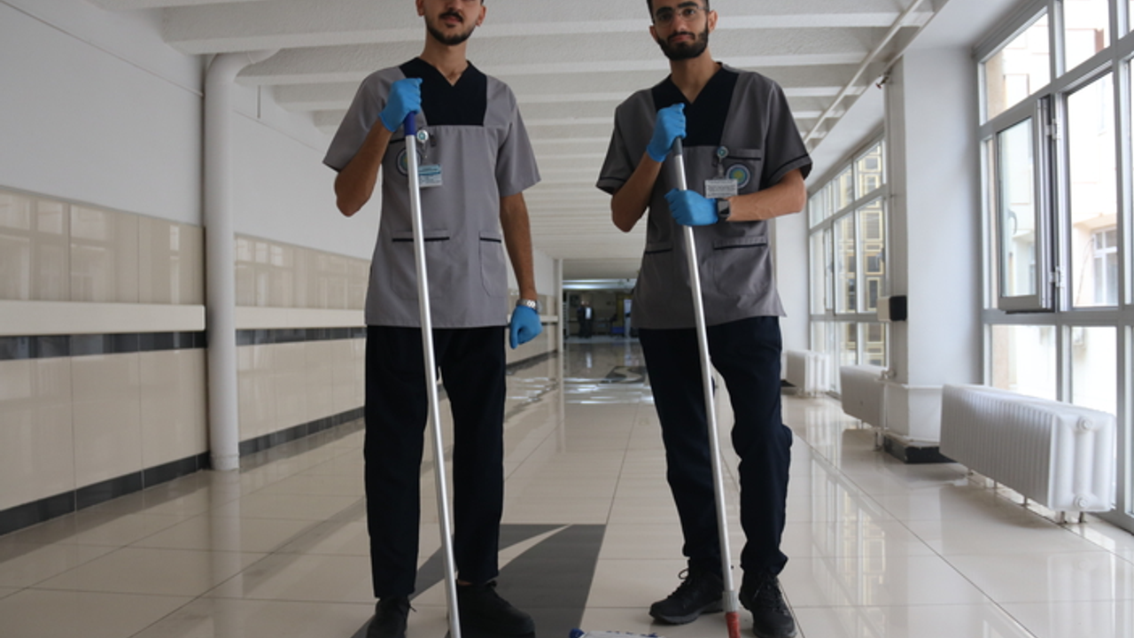 Tıp öğrencileri okudukları okula temizlikçi olarak atandılar