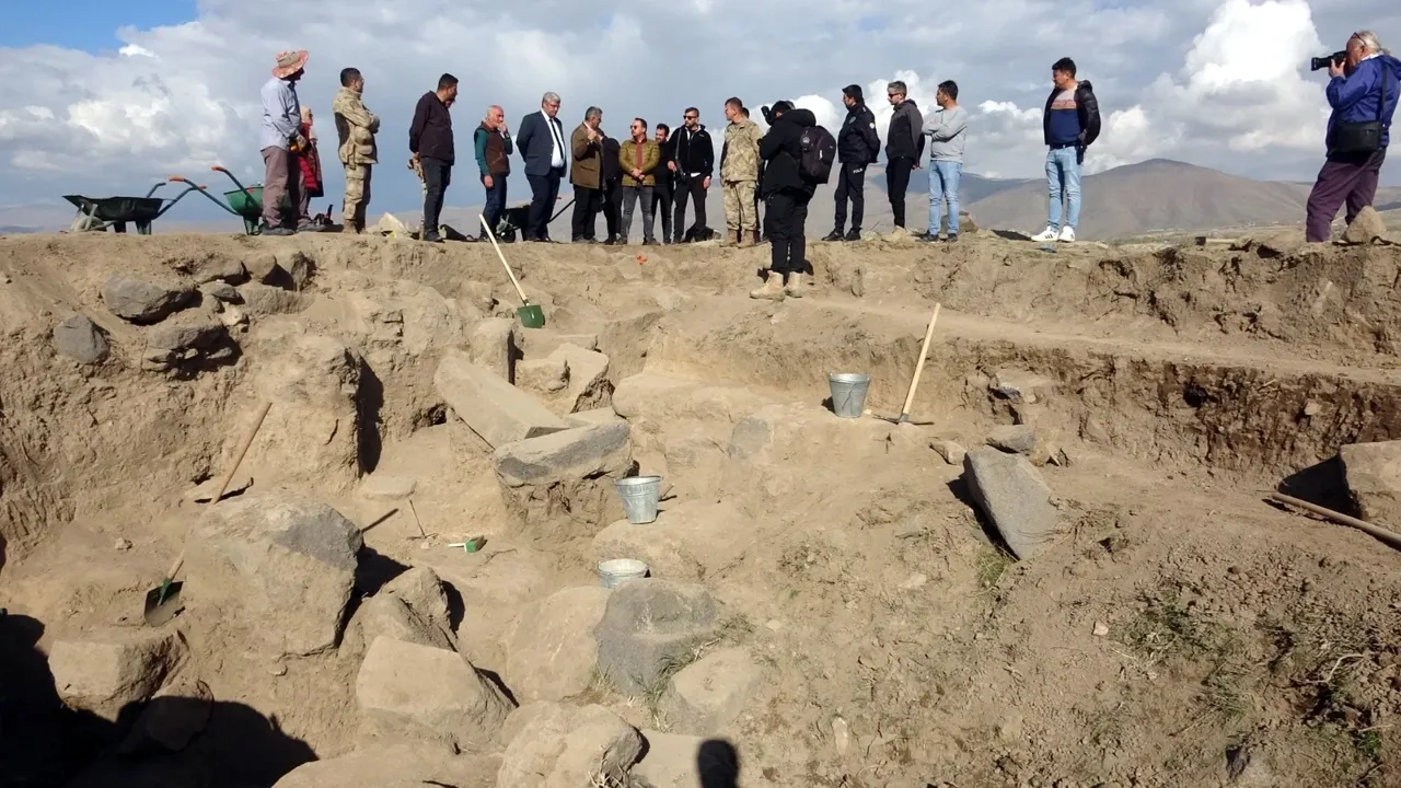 Van’da 2 bin 800 yıllık kalede tarihi keşif
