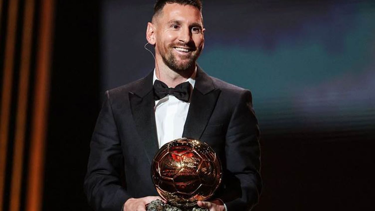 Messi, Dünyanın en prestijli futbol ödülünü aldı