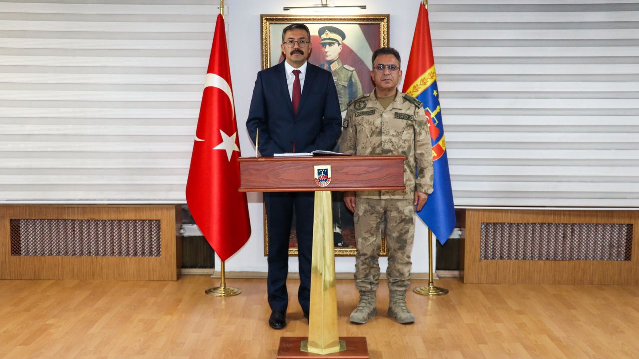 Vali Çelik'ten Hakkari İl Jandarma Komutanlığına Ziyaret