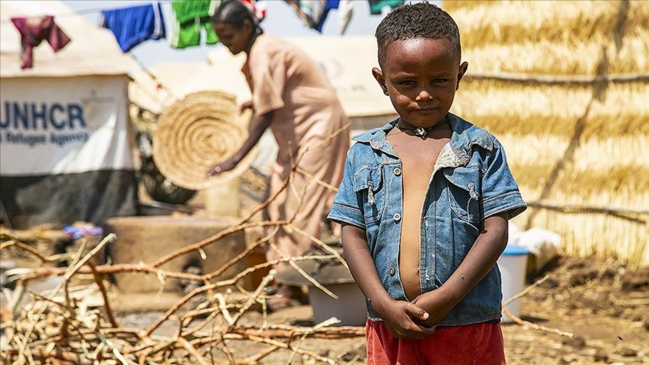 Sudan'da yaklaşık 3 milyon çocuk yerinden edildi