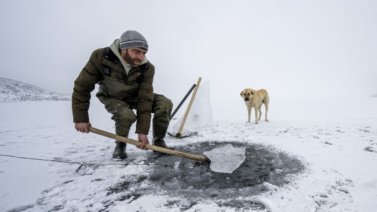 Buzla kaplanan gölde 30 yıldır "Eskimo usulü" balık avlıyor