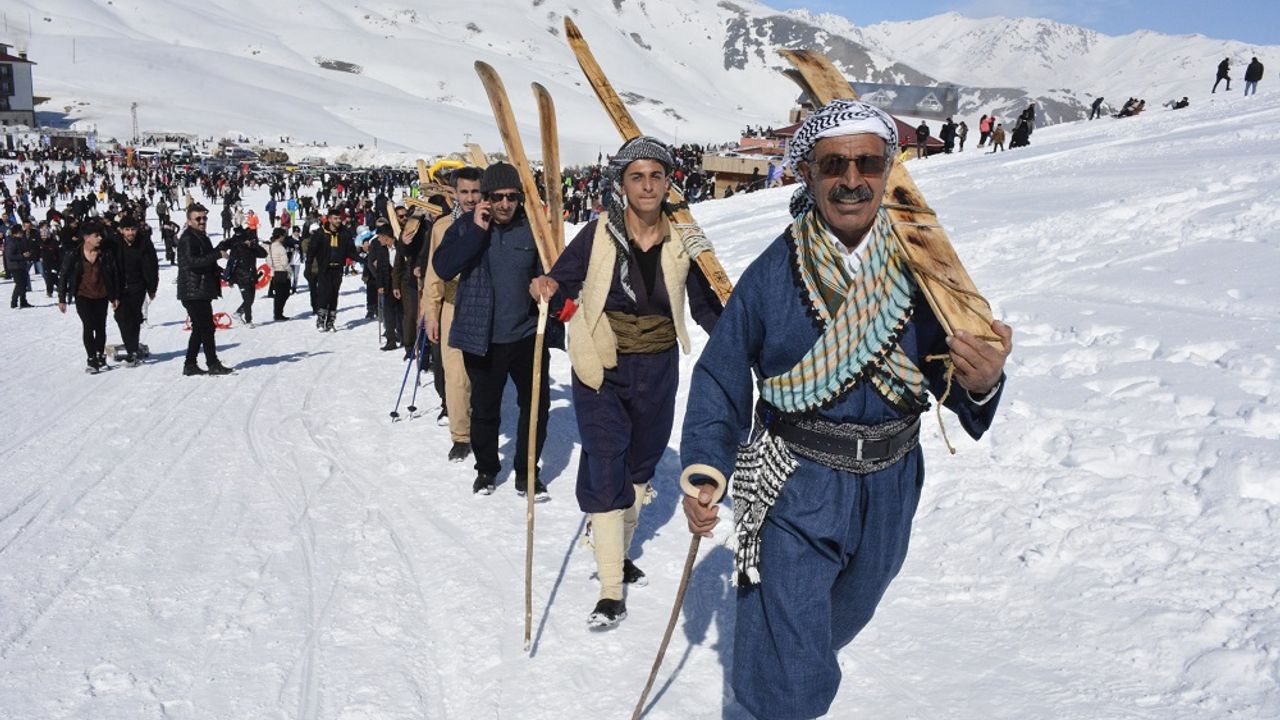 Şemdinli'den gelen kayakçılar festivale renk kattı