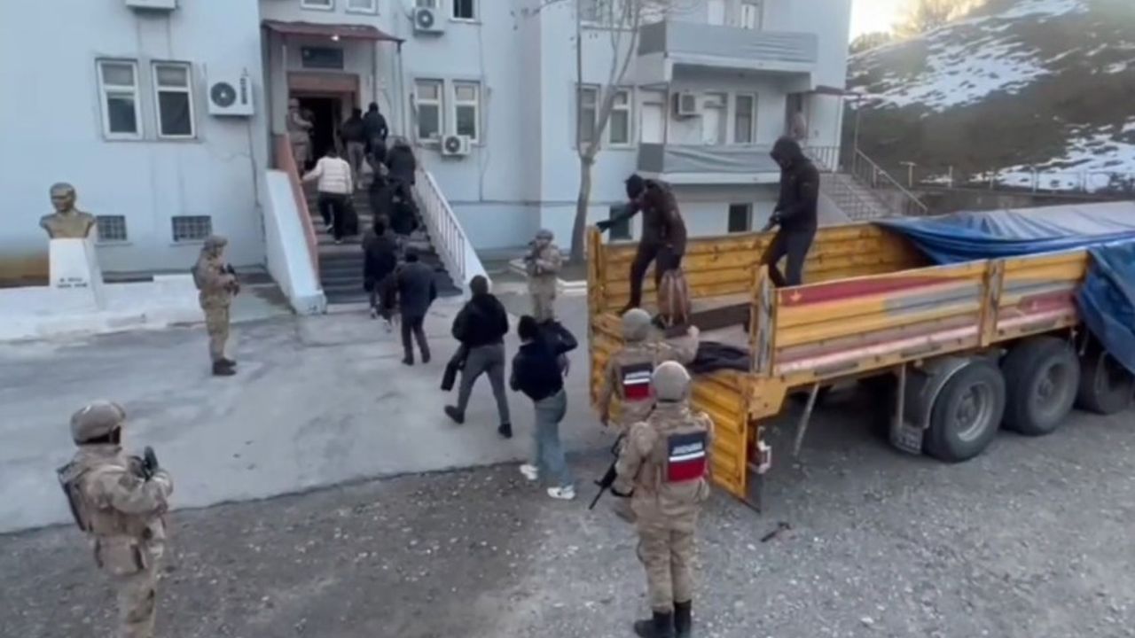 Bitlis'te bir TIR’da 58 göçmen yakalandı