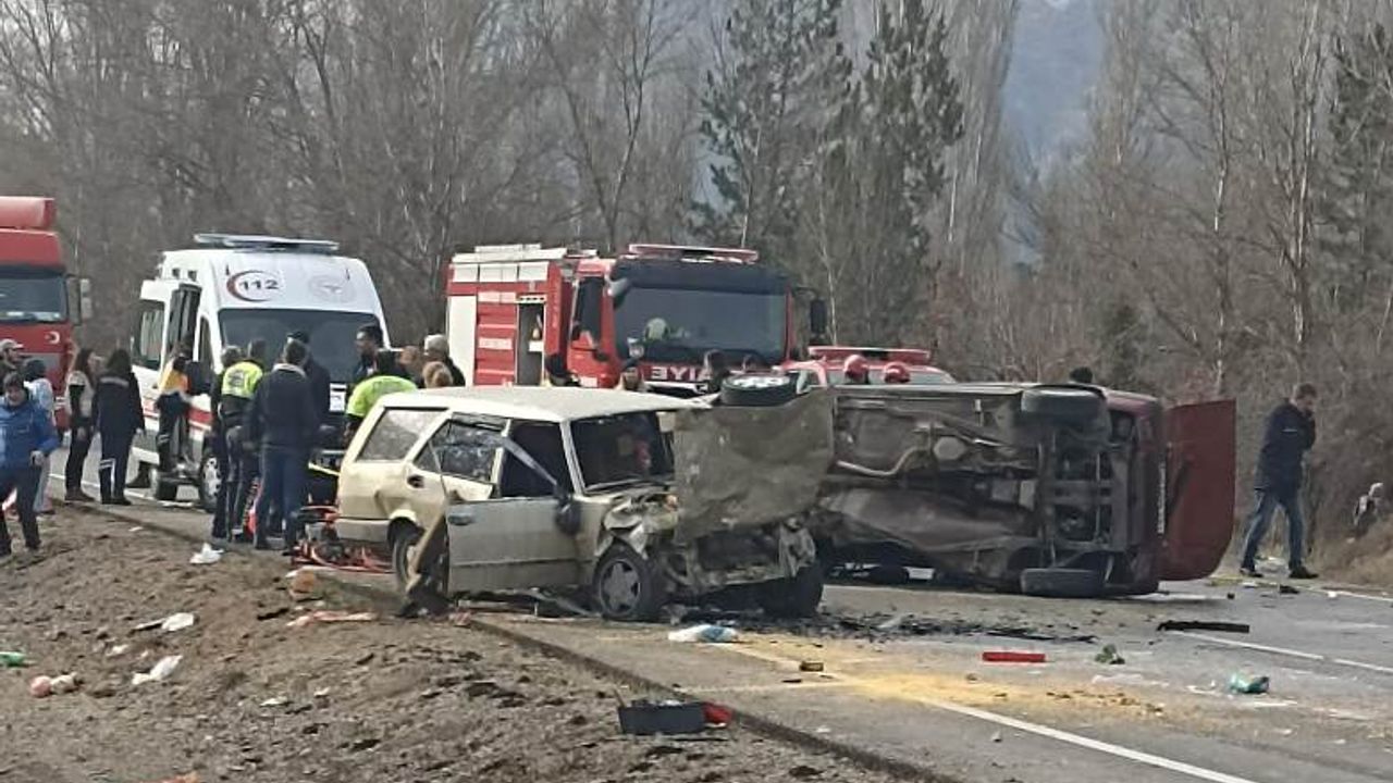 İki otomobilin kafa kafaya çarpıştığı kazada 4 kişi öldü