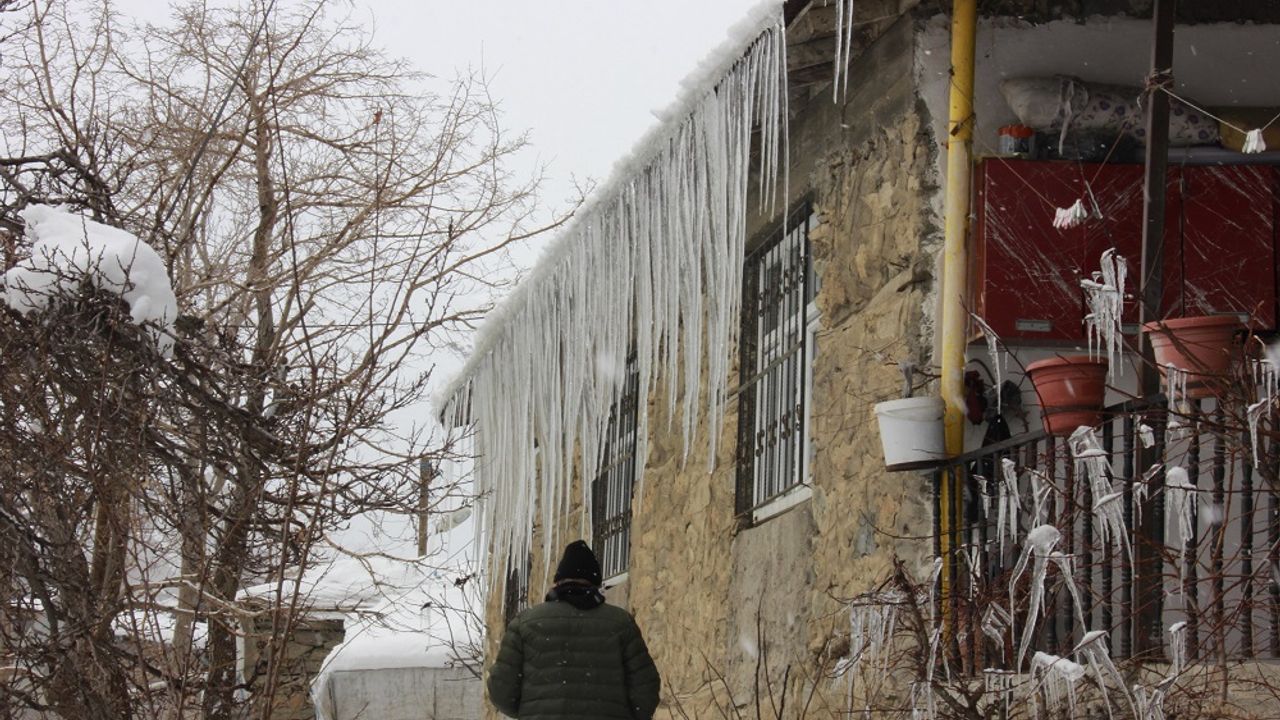 Hakkari'de 2 metrelik buz sarkıtları oluştu