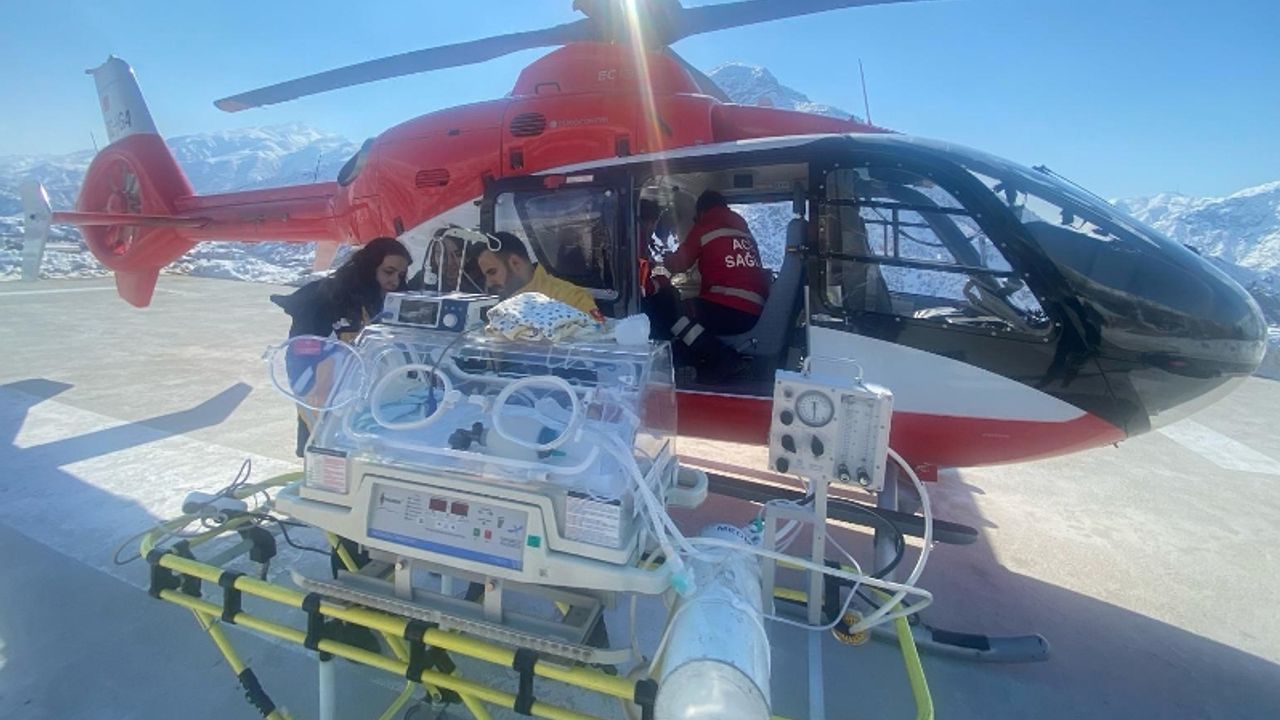 Ambulans helikopter Şemdinli'de 8 günlük bebek için havalandı