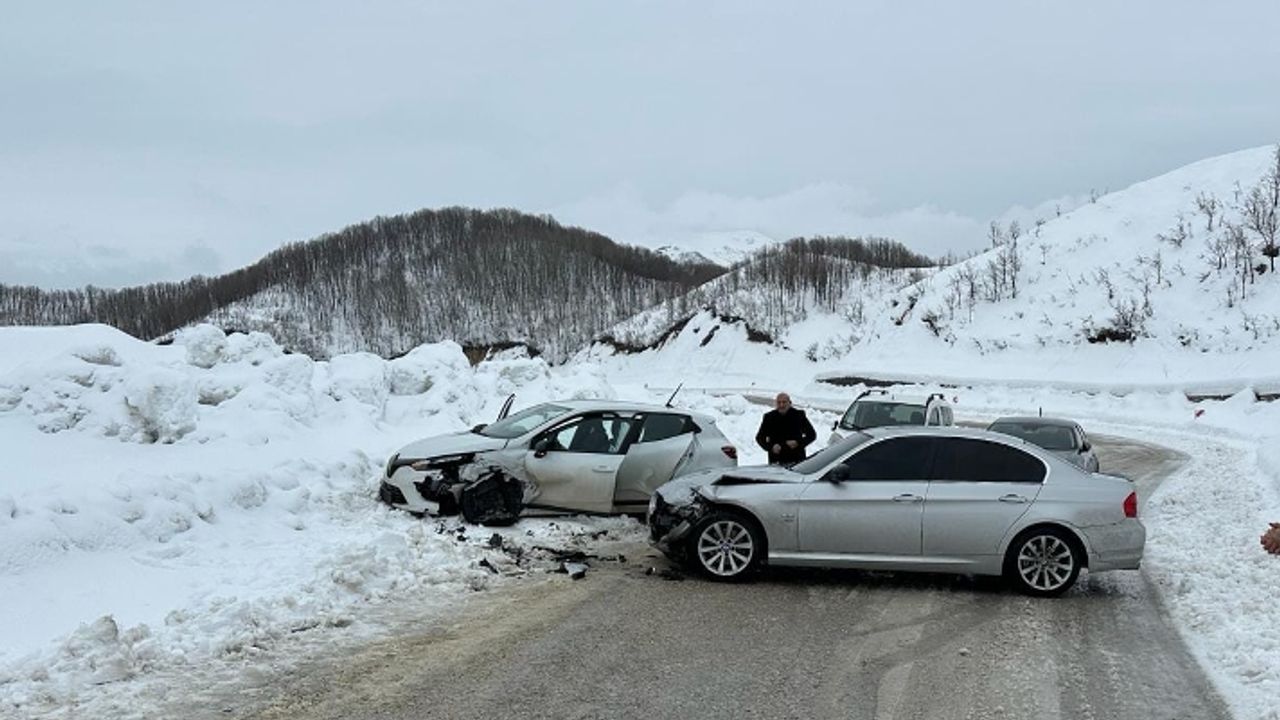AK Partililerin içinde bulunduğu otomobil kaza yaptı
