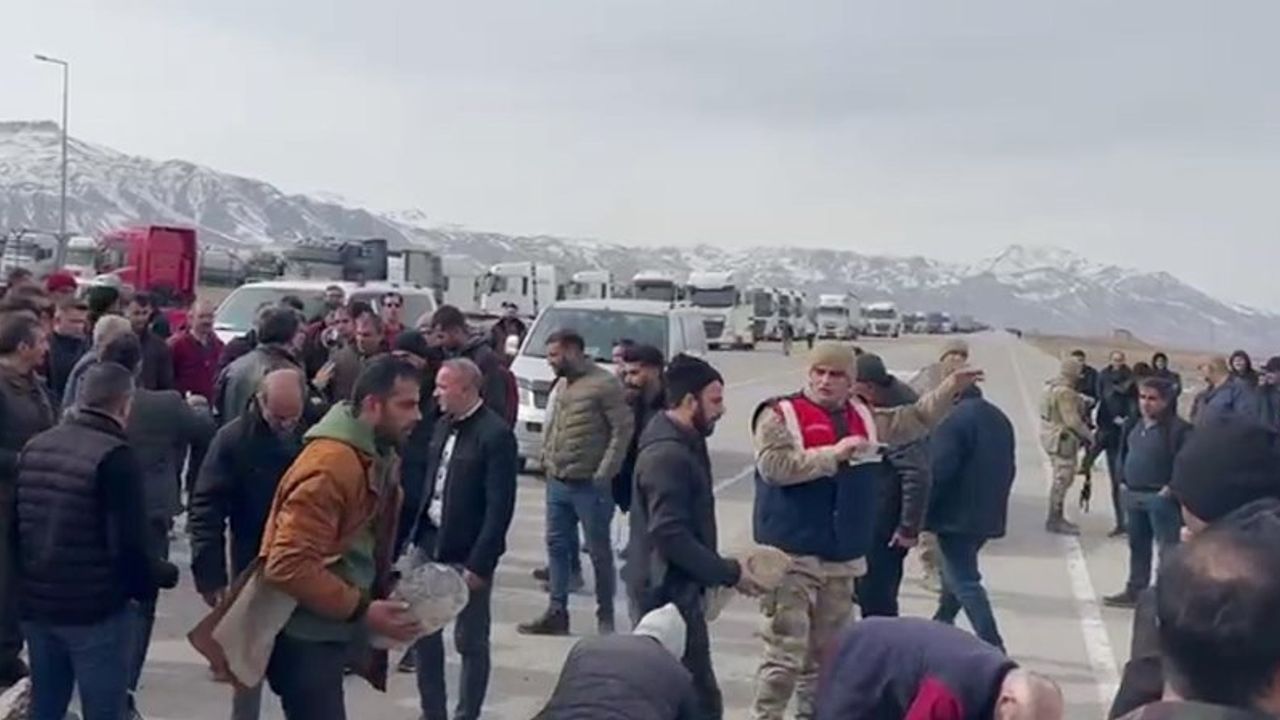TIR sürücüleri sınırda taşlarla yol kapatıp eylem yaptı