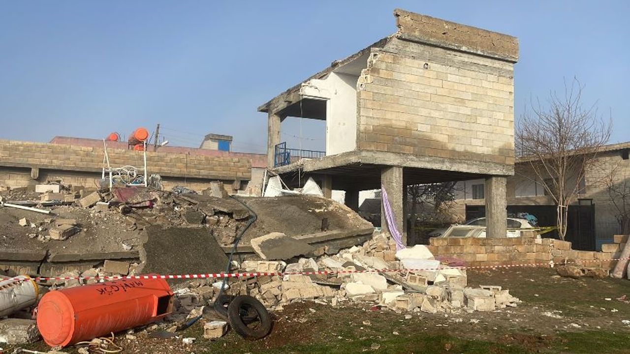 Urfa'da depremde hasar alan ev çöktü 2 ölü, 8 yaralı