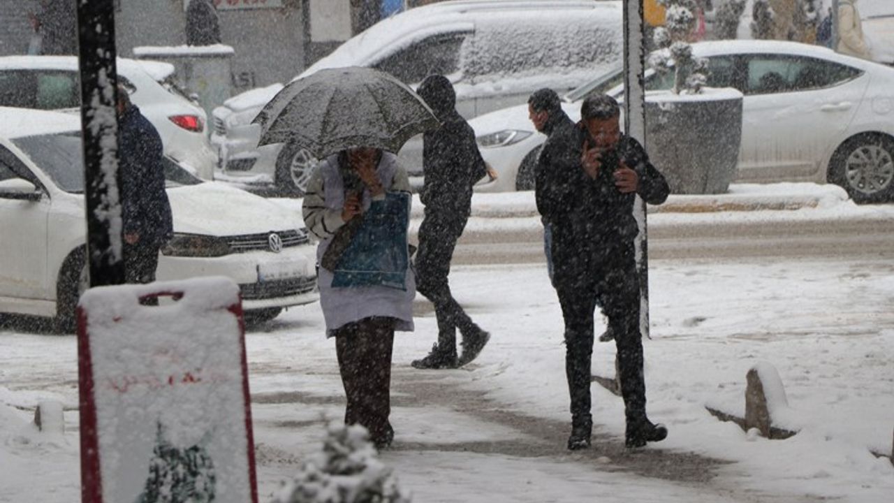 Van'da kar yağışı ve tipi etkisini sürdürüyor
