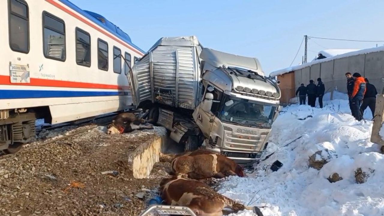 Muş’ta korkunç kaza yolcu treni TIR’a çarptı