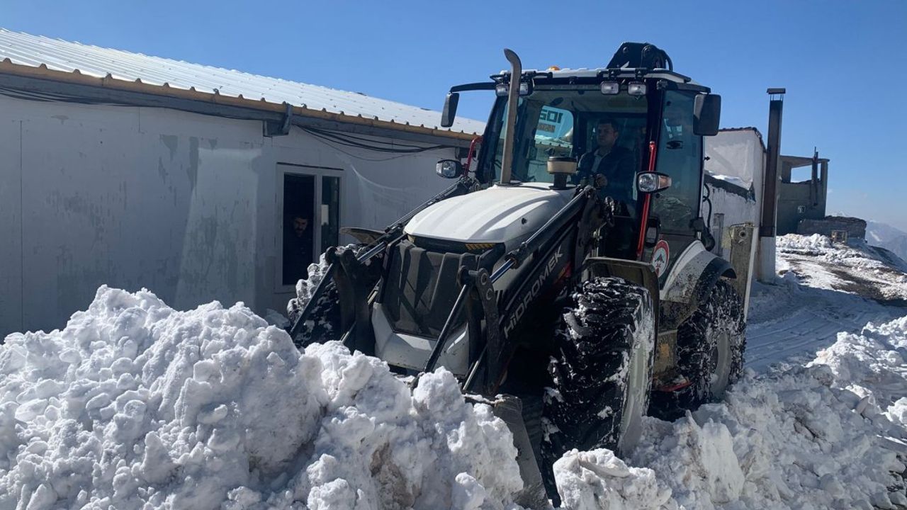 Hakkari'de kar mücadele çalışması başladı