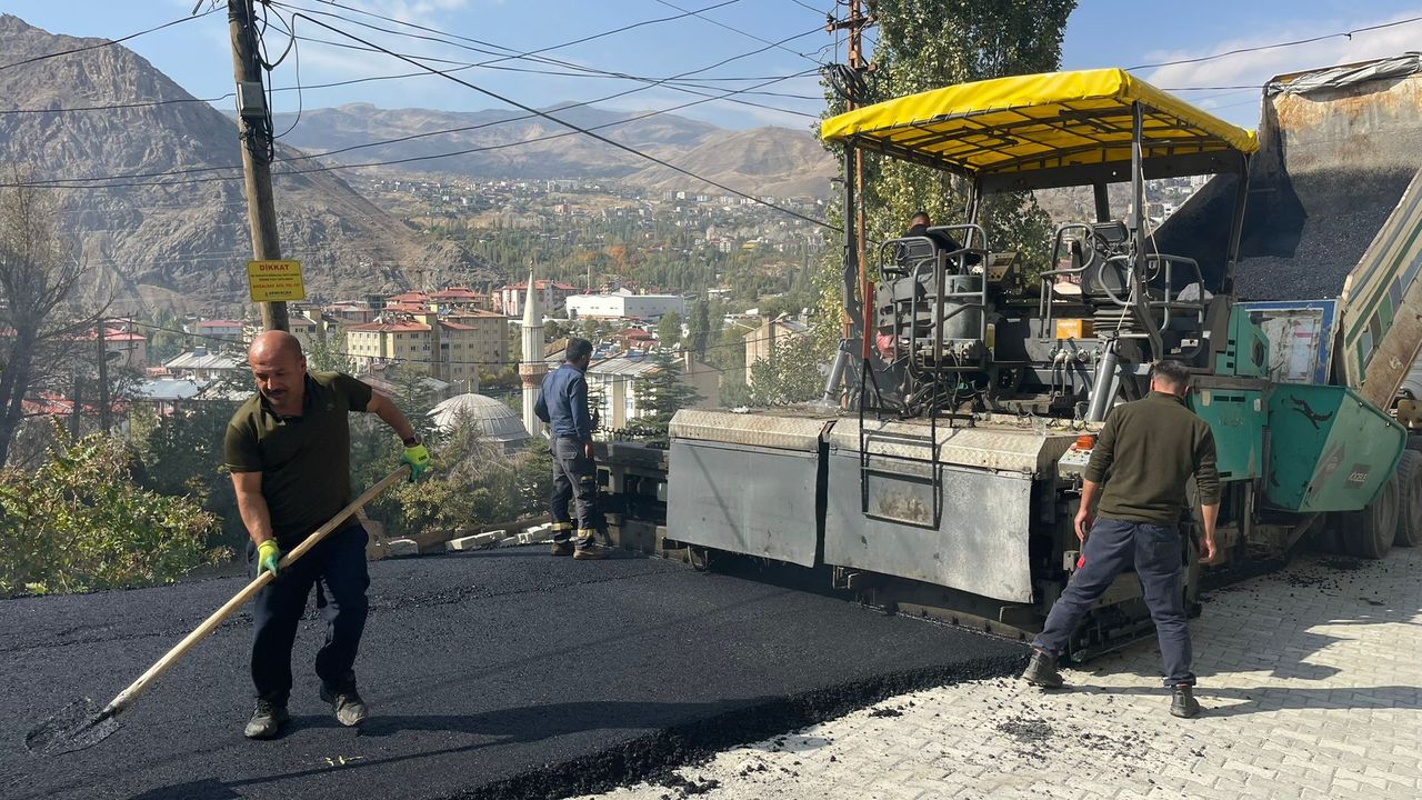 Hakkari’de asfalt çalışmaları devam ediyor