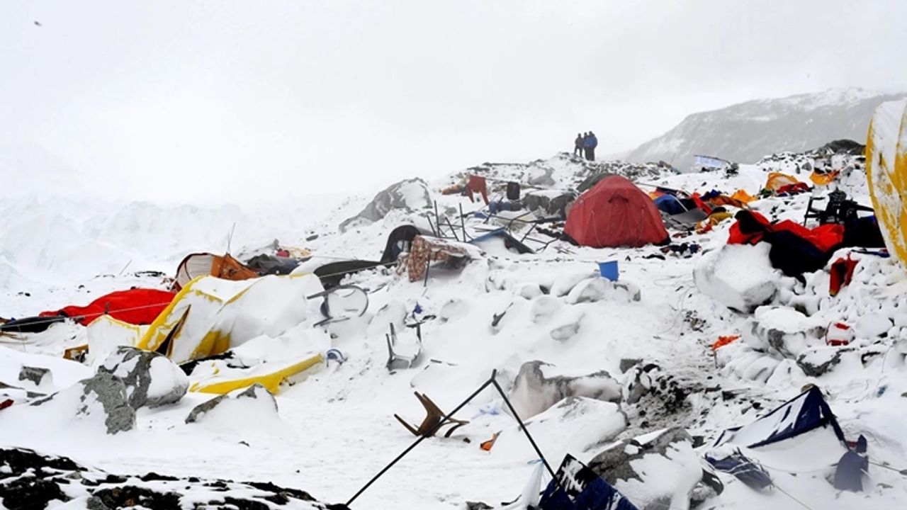 Everest Dağı’nda şiddetli kar fırtınası: Bin kişi kayıp