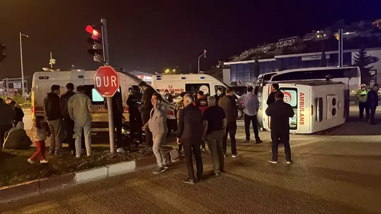 Vakaya giden ambulans devrildi: 3 yaralı