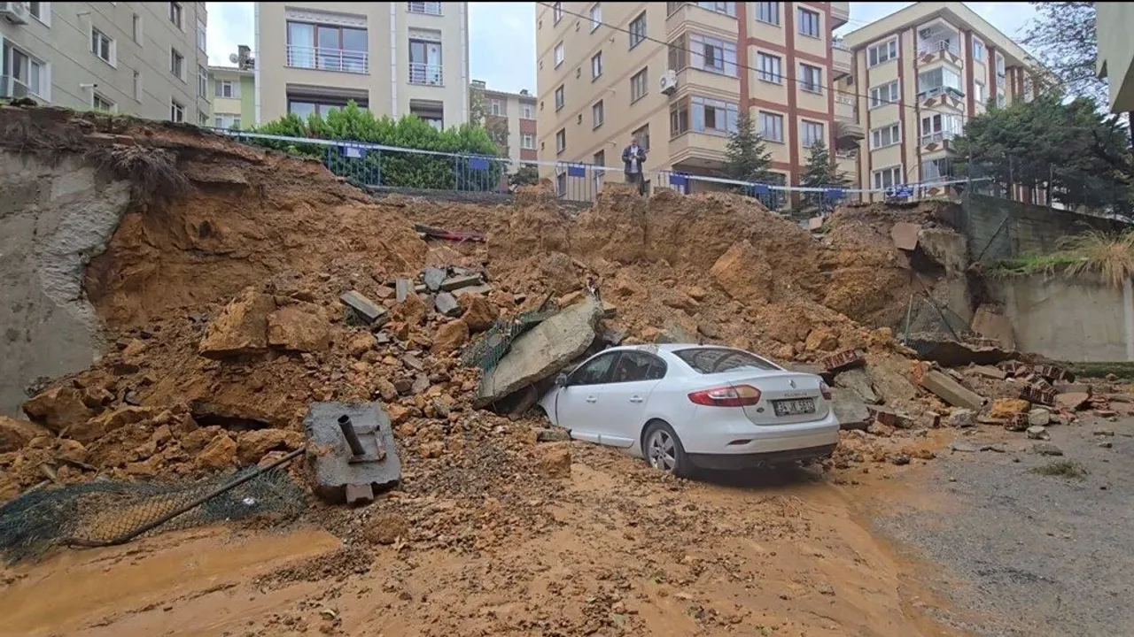 İstinat duvarı araçların üzerine devrildi