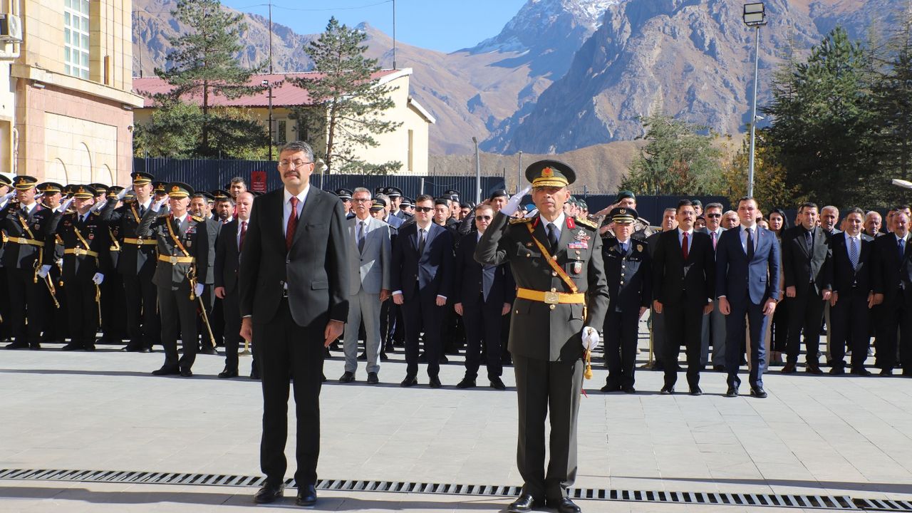 Hakkari’de 29 Ekim Cumhuriyet Bayramı çelenk sunma töreni