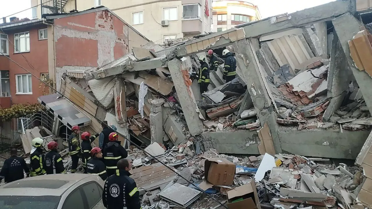 Gebze'de 6 katlı bina çöktü: 7 kişi enkaz altında