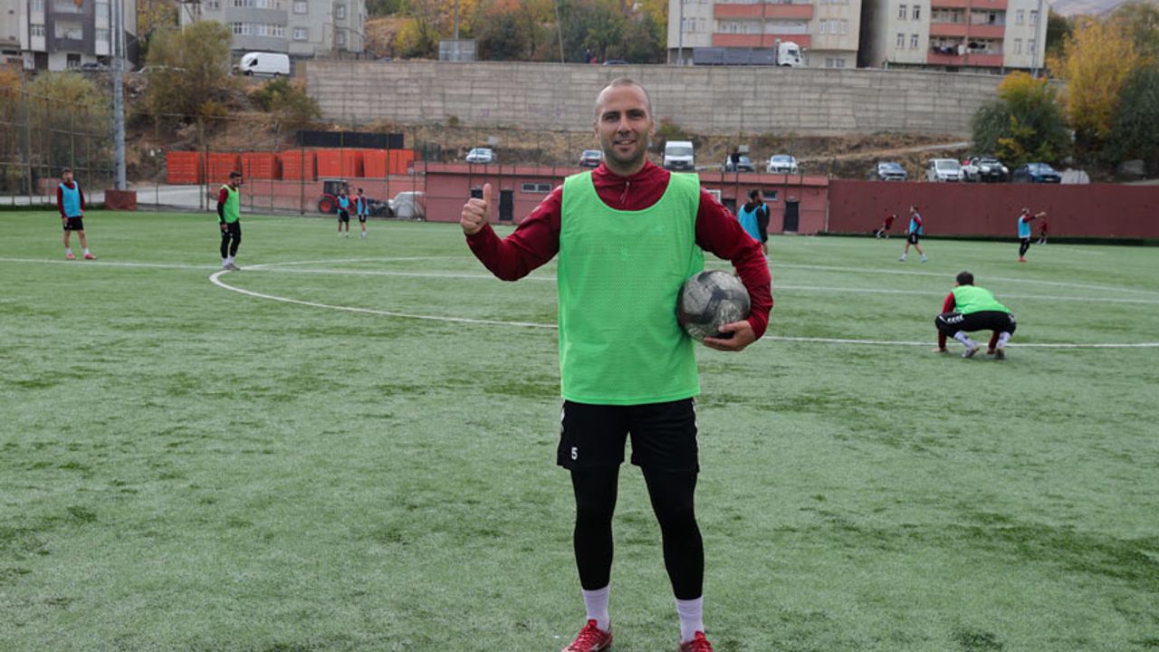 Okulda öğretmenlik, yeşil sahada kaptanlık yapıyor