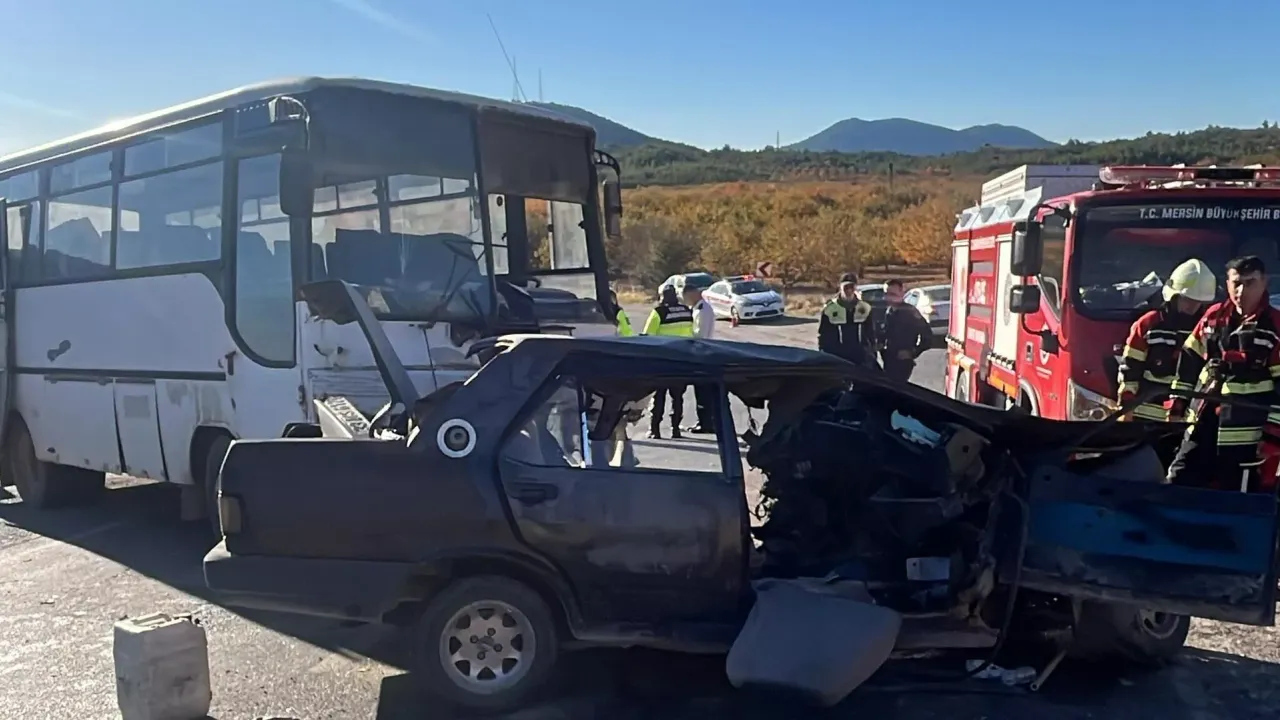 Midibüs ve otomobil çarpıştı: 3 kişi hayatını kaybetti