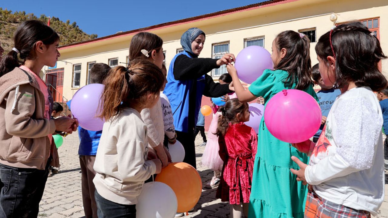 Gönüllüler Derecik'te çocukların yüzünü güldürüyor