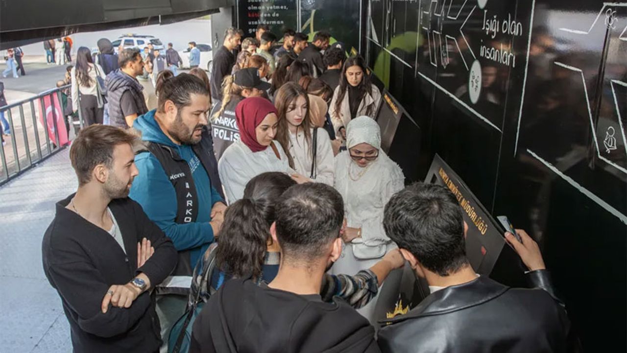 Hakkari'de üniversite öğrencilerinden 'NARKO TIR'a ilgi