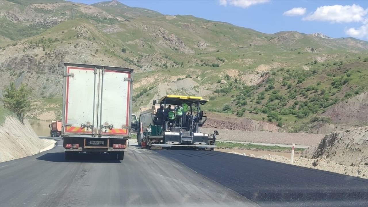 Hakkari-Van yolunda yeni güzergahta asfalt çalışması