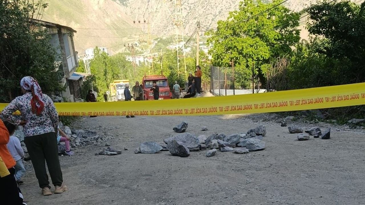 Hakkari’de bozuk yol tepkisi: Mahalleli yolu kapattı