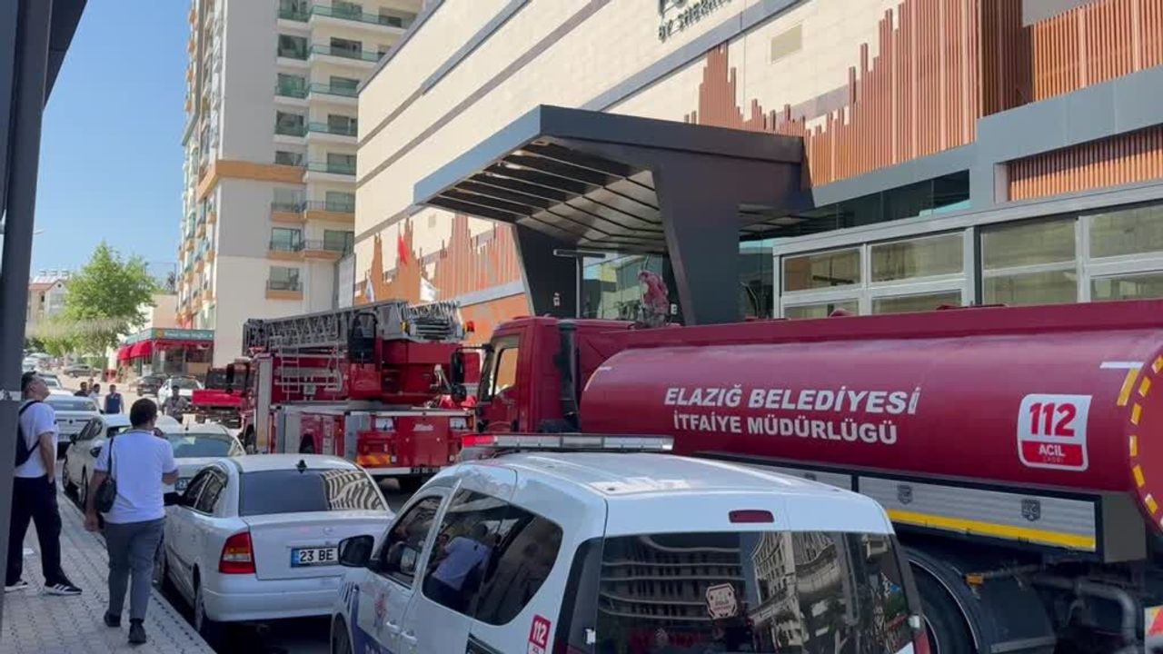 Otelde çıkan yangında 10 kişi dumandan etkilendi
