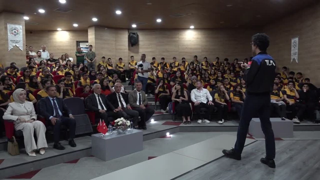 Astronot Atasever Şırnaklı öğrencilerle buluştu