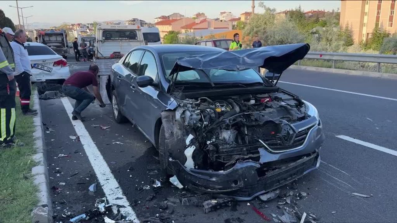 4 otomobilin karıştığı zincirleme kazada 5 kişi yaralandı