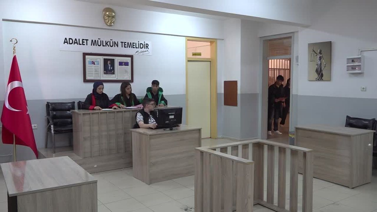 Sınıfta kurulan mahkemede hukuk öğreniyorlar