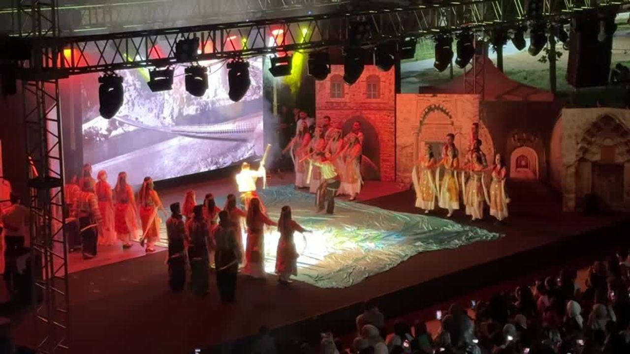 Siirt'te Maarif Halk Dansları Topluluğu sahne aldı