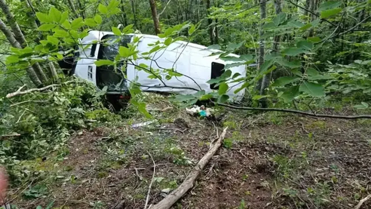 Minibüs şarampole yuvarlandı: 11 yaralı