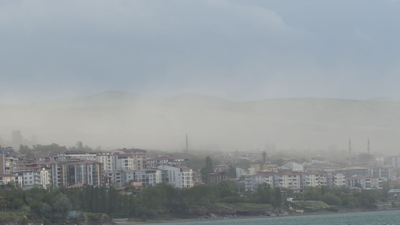 Bitlis'te toz taşınımı ve rüzgar etkili oldu