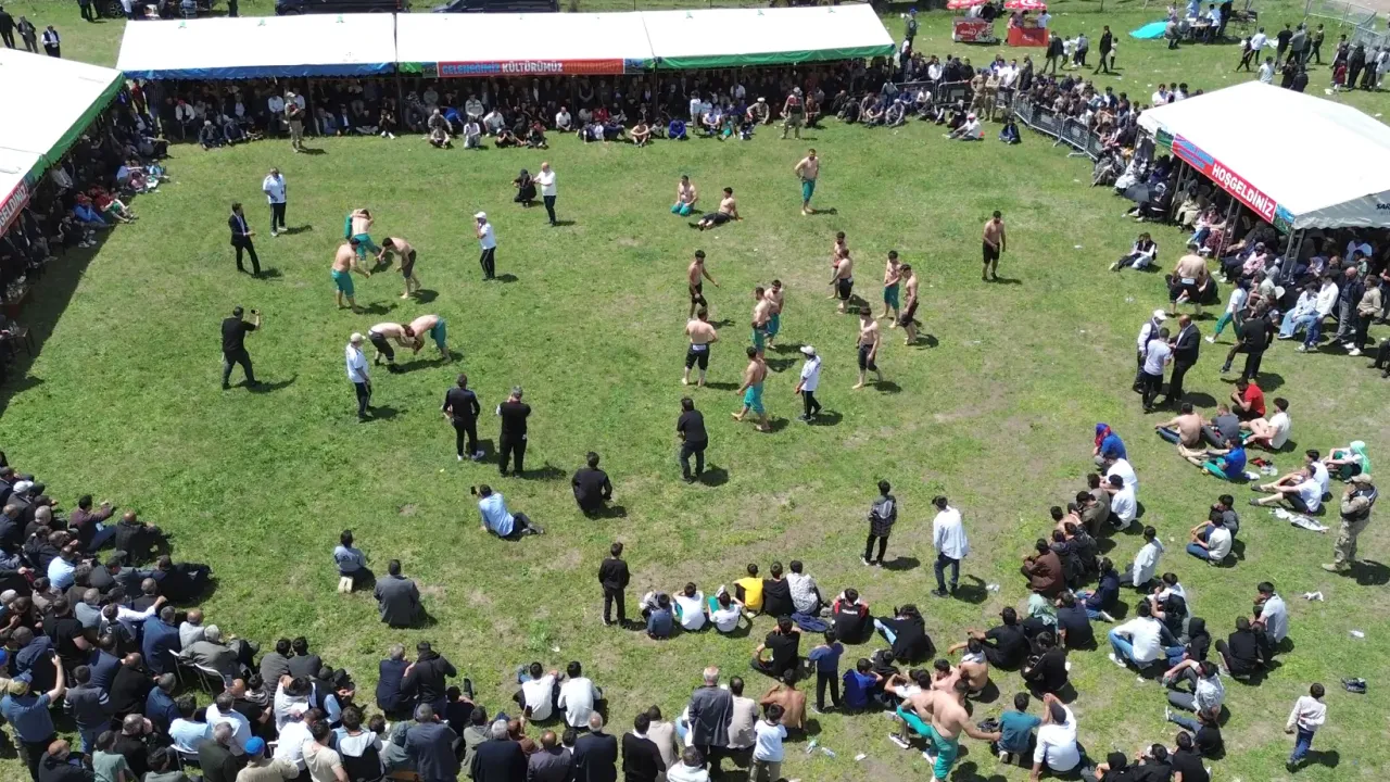 Kars'taki köyde 111. kez güreş şenlikleri düzenlendi