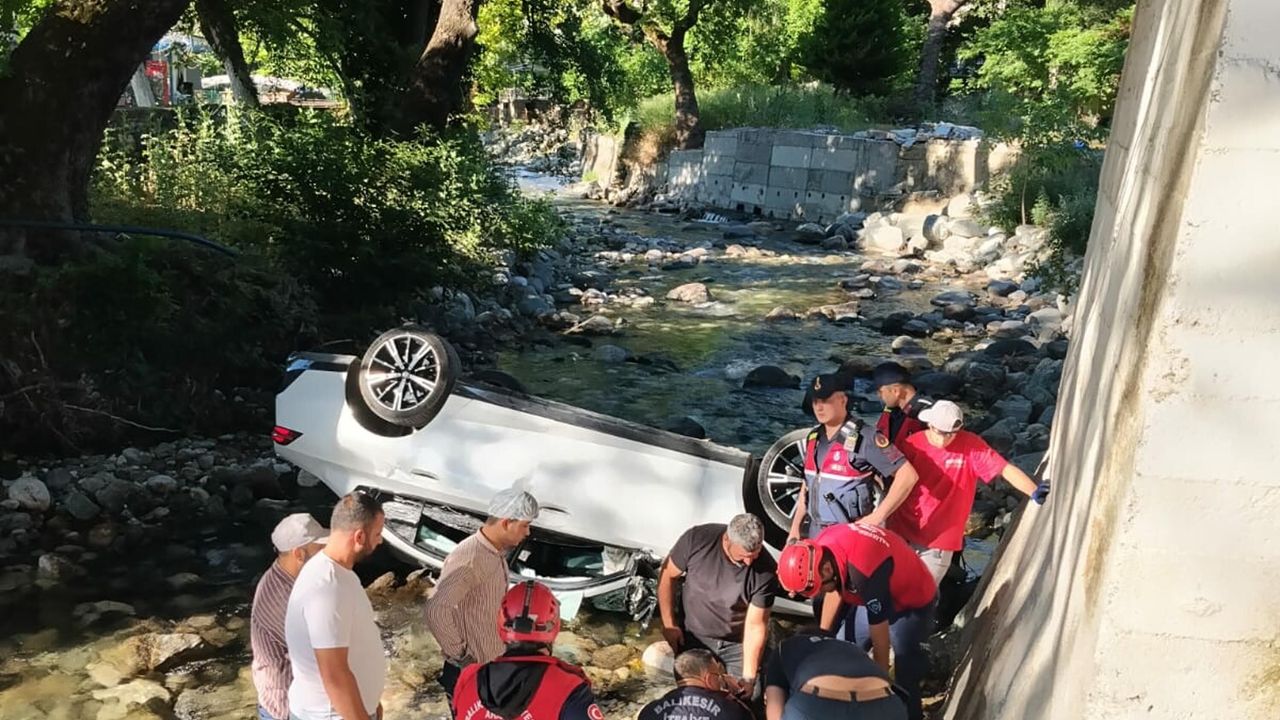Dereye uçan otomobilin sürücüsü yaralandı