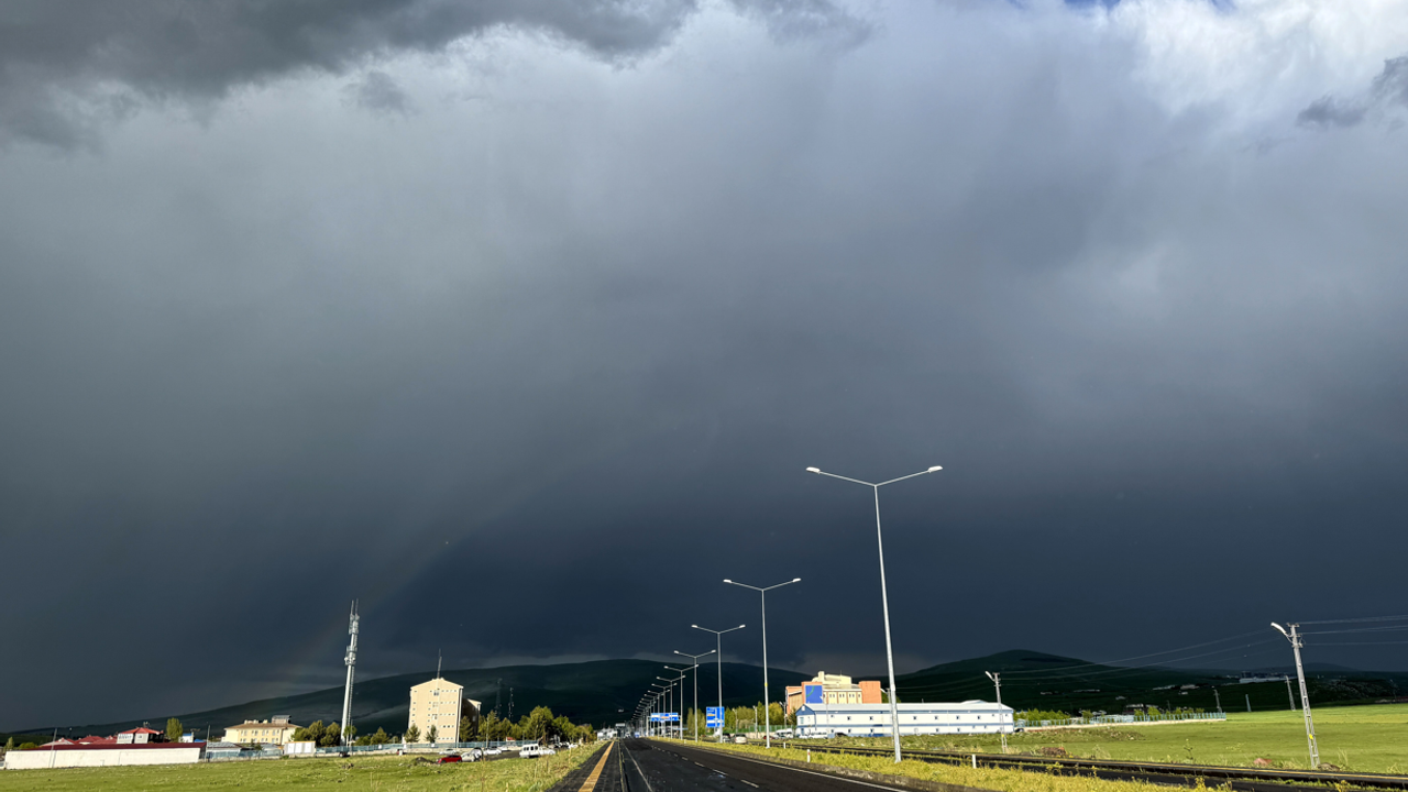 Ardahan'da sağanak ve dolu etkili oldu